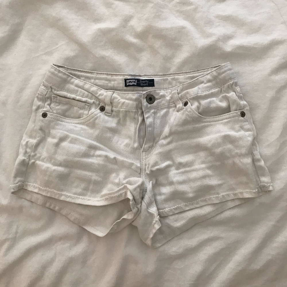 white levi denim shorts